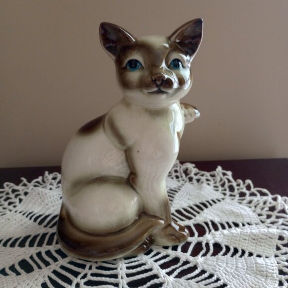 Vintage Siamese Cat Porcelain Figurine 7" tall Paw Up Blue Eyes Japan - Picture 1 of 9
